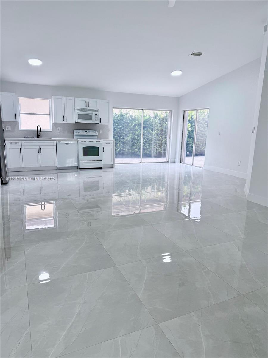 COSTA VERDE SEC 1 - Residential Lease