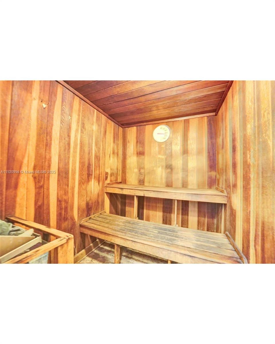 ORIOLE GOLF & TENNIS CLUB - Residential