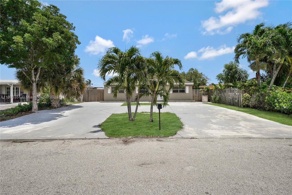 Photo of 452 Waseca Dr, Lake Worth, FL 33462 (MLS # A11390351)