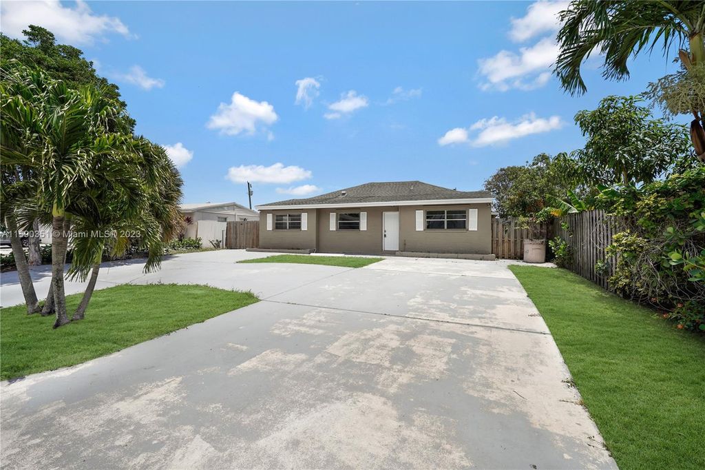 Photo of 452 Waseca Dr, Lake Worth, FL 33462 (MLS # A11390351)