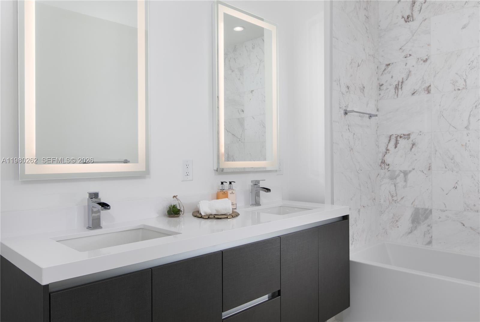 PARAMOUNT MIAMI WORLDCENT - Residential Lease