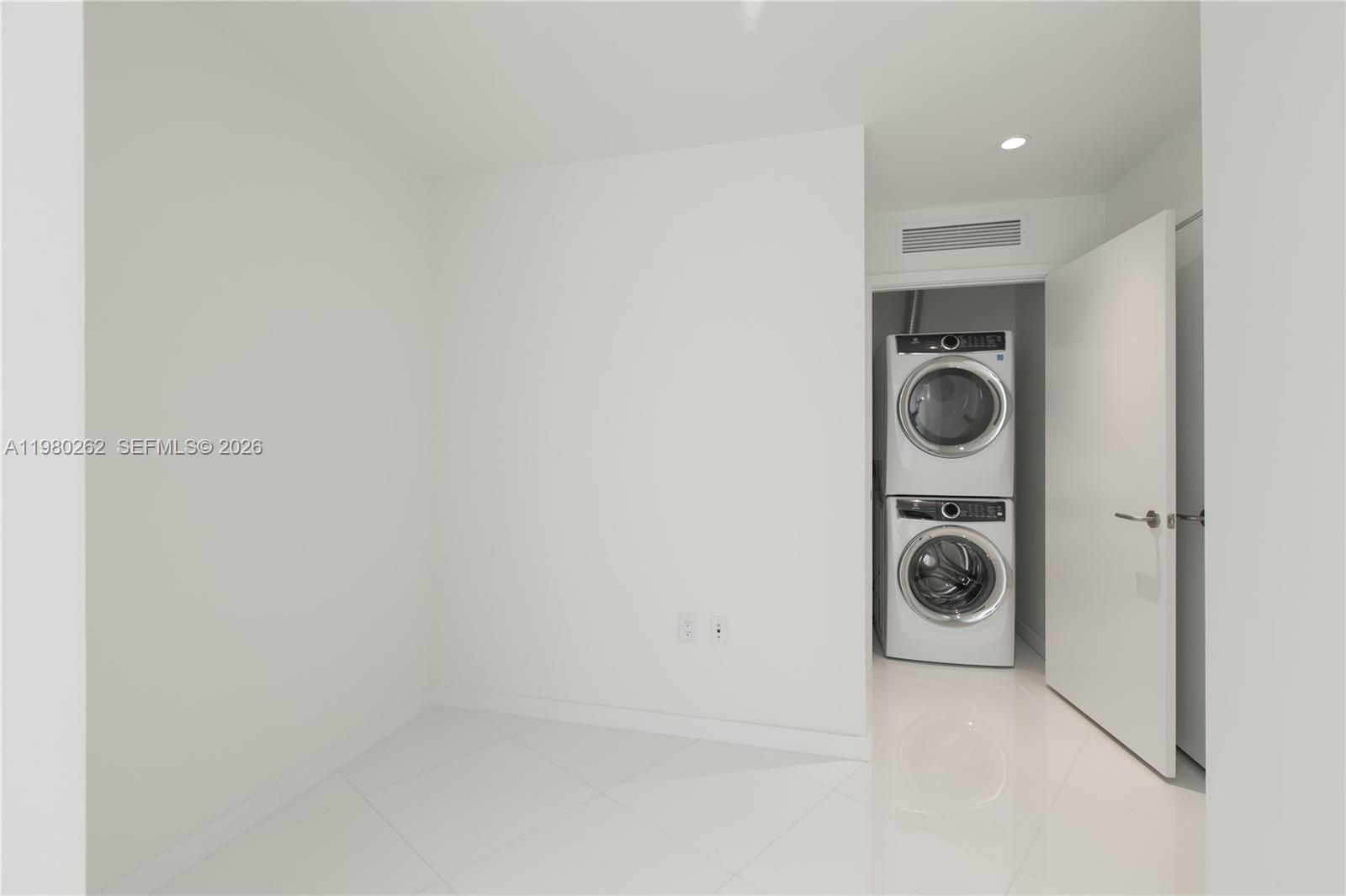 PARAMOUNT MIAMI WORLDCENT - Residential Lease