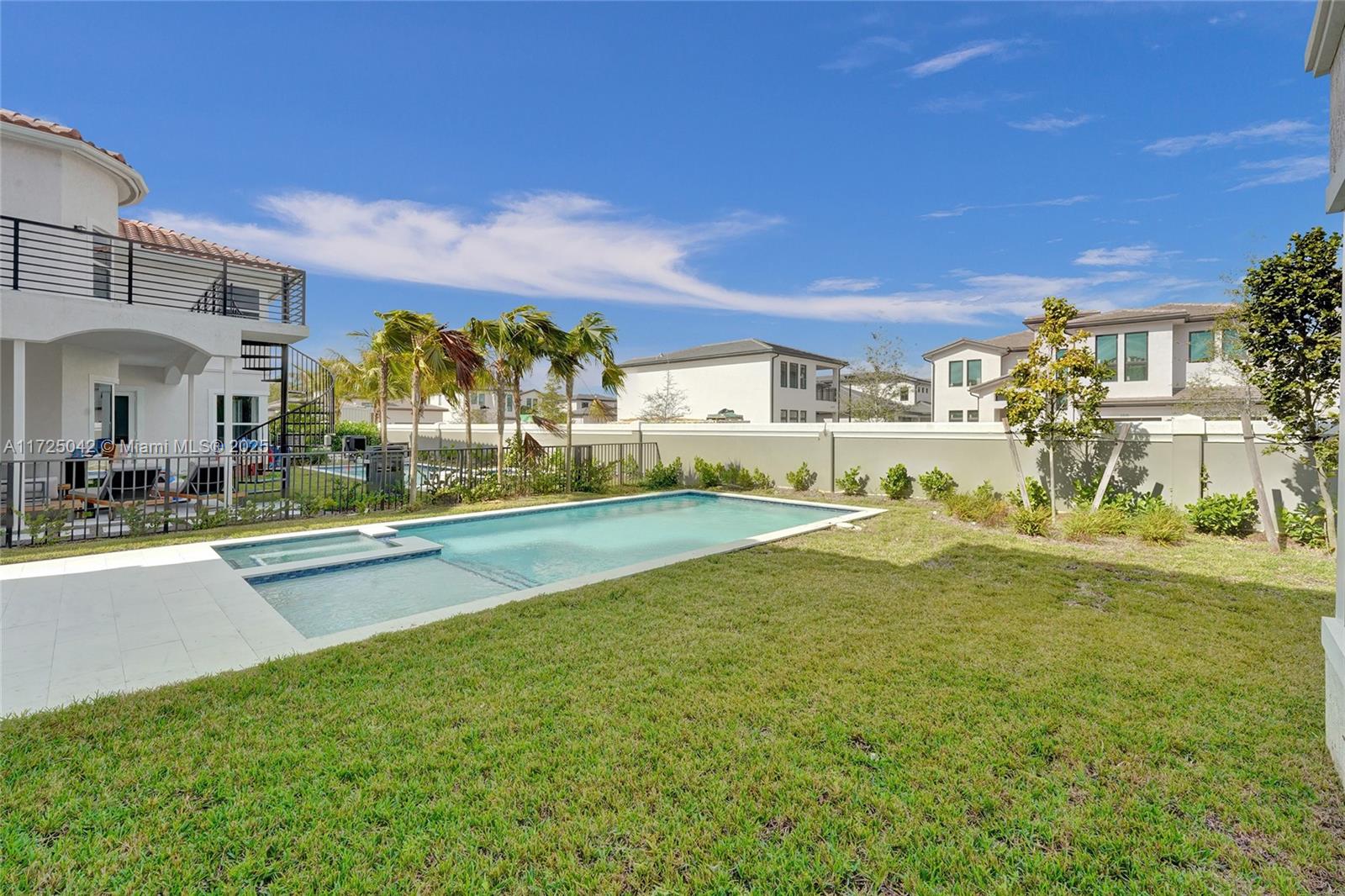 3527 Forest View Cir
