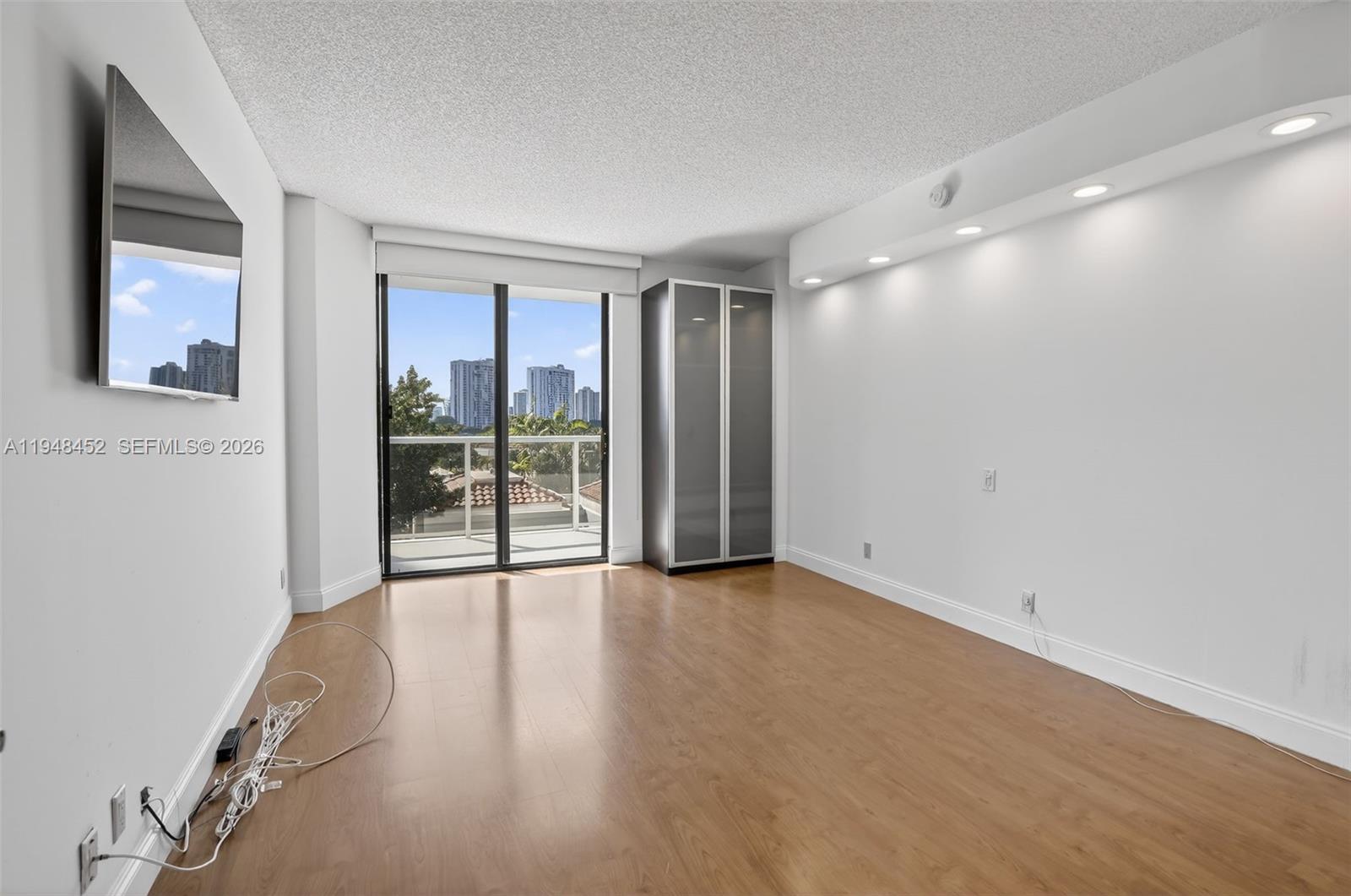 HAMPTONS WEST CONDO - Residential