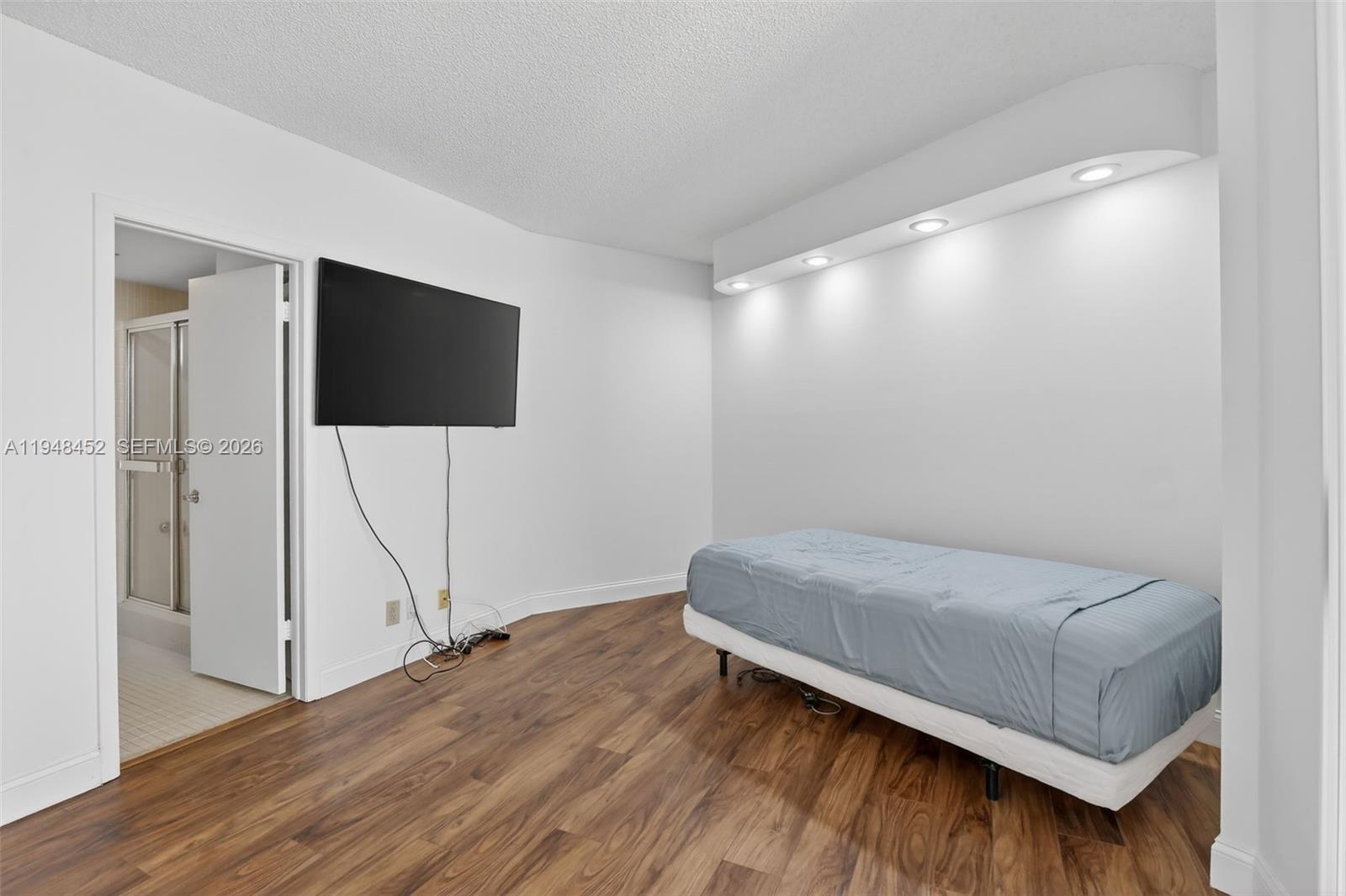 HAMPTONS WEST CONDO - Residential