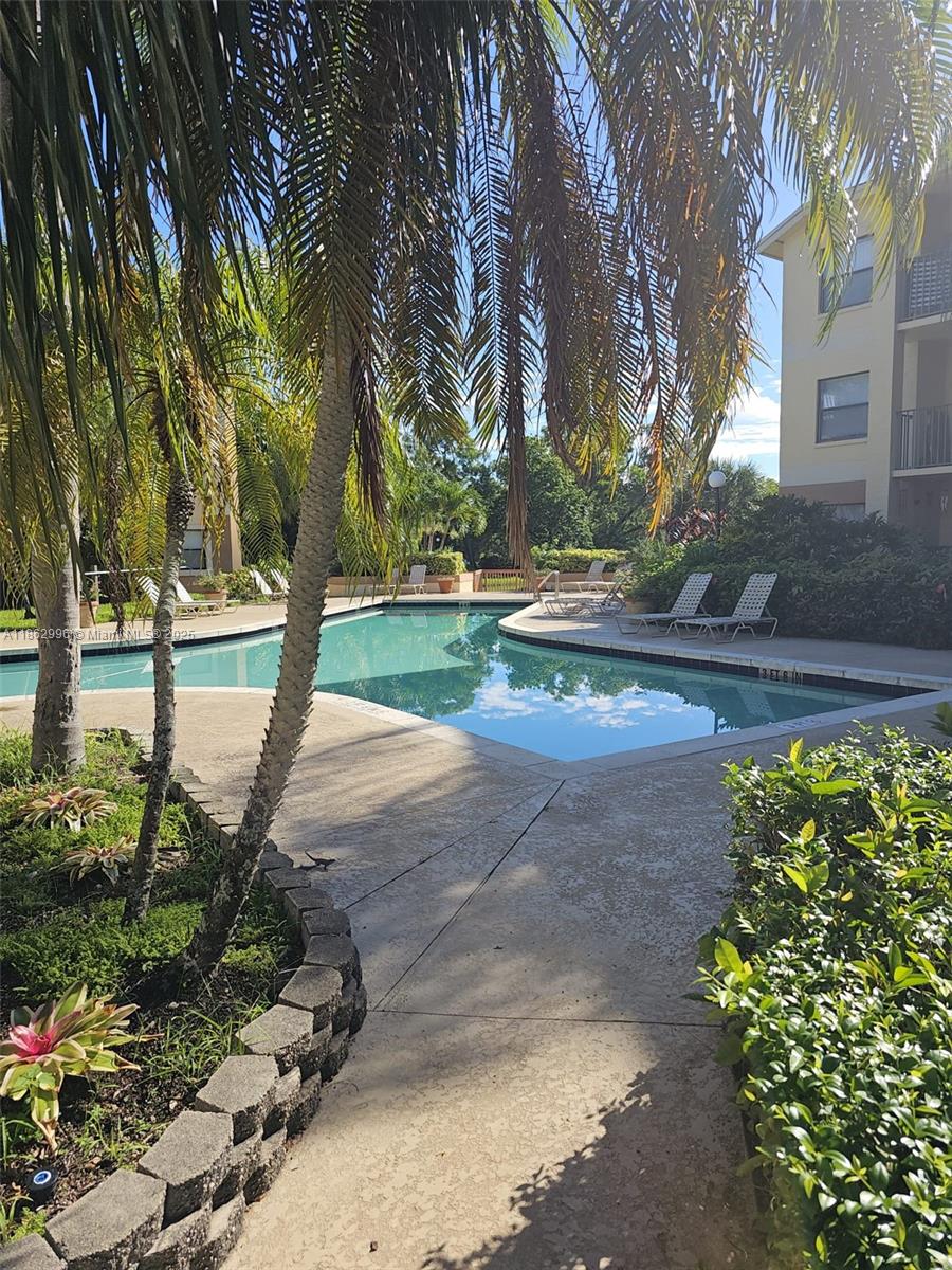 Beautiful 1-bedroom, 1-bathroom apartment located in a beautiful condominium just minutes from the beaches of Fort Lauderdale and less than an hour from Miami.
