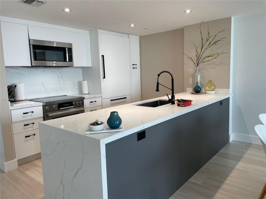 Gorgeous Downtown Miami Apartment featuring a completely remodeled kitchen and  brand new appliances. Spacious and luminous 2/2 with an oversized balcony overlooking the Miami Bay area and the most beautiful city sunsets. Big bathrooms, tub, shower, his and her closets and parking is included! 50 Biscayne includes luxury amenities: pool, spa, gym, steam room and much more! Walking distance to metrorial, FTX Arena, restaurants and bars, call or text listing agent for showings, won't last!