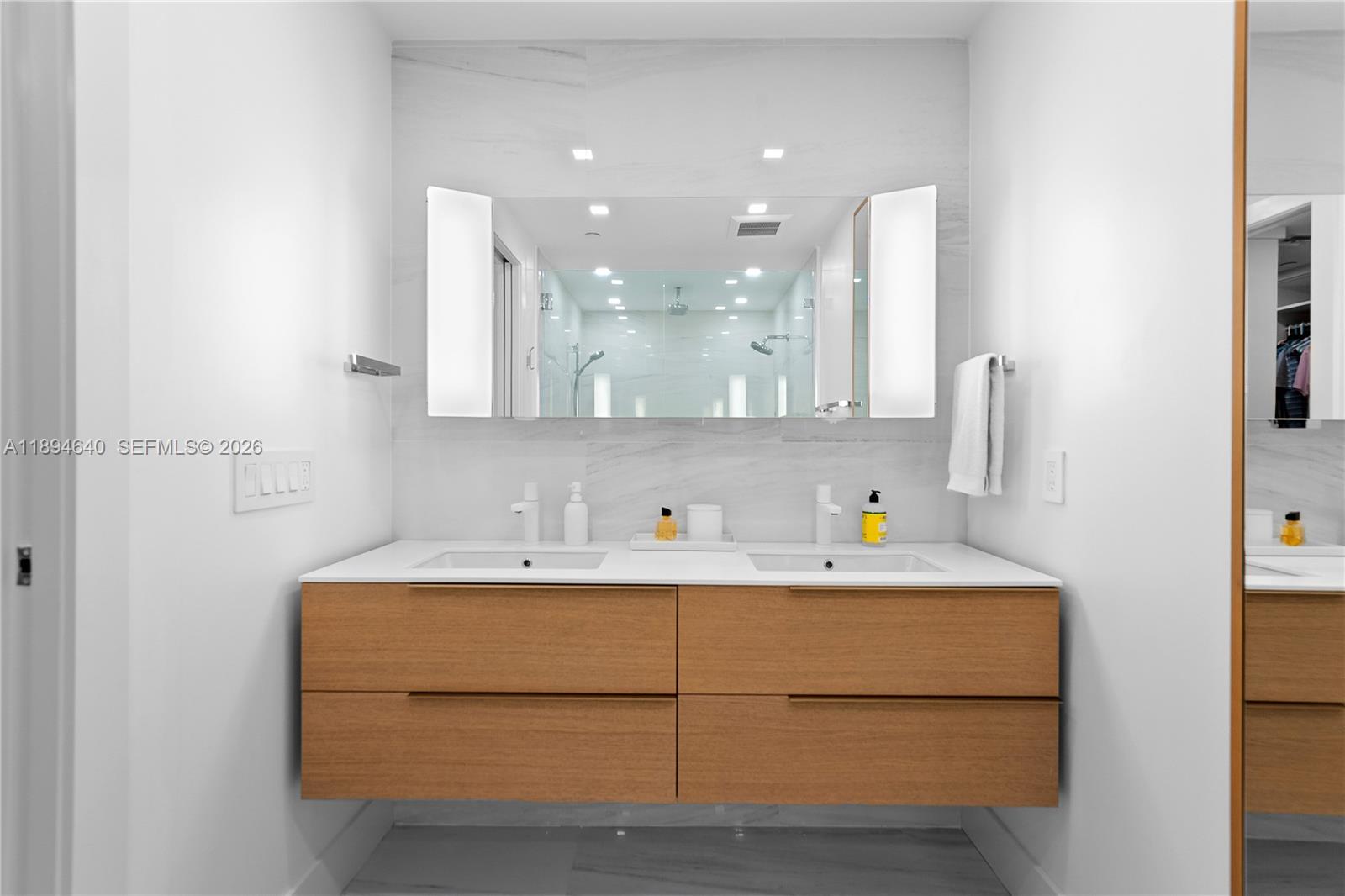 ONE THOUSAND VENETIAN WAY - Residential