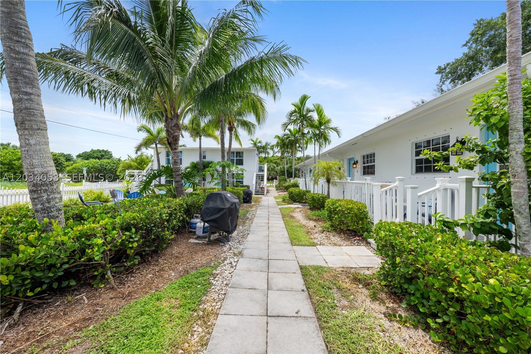 2502 Tamarind Dr