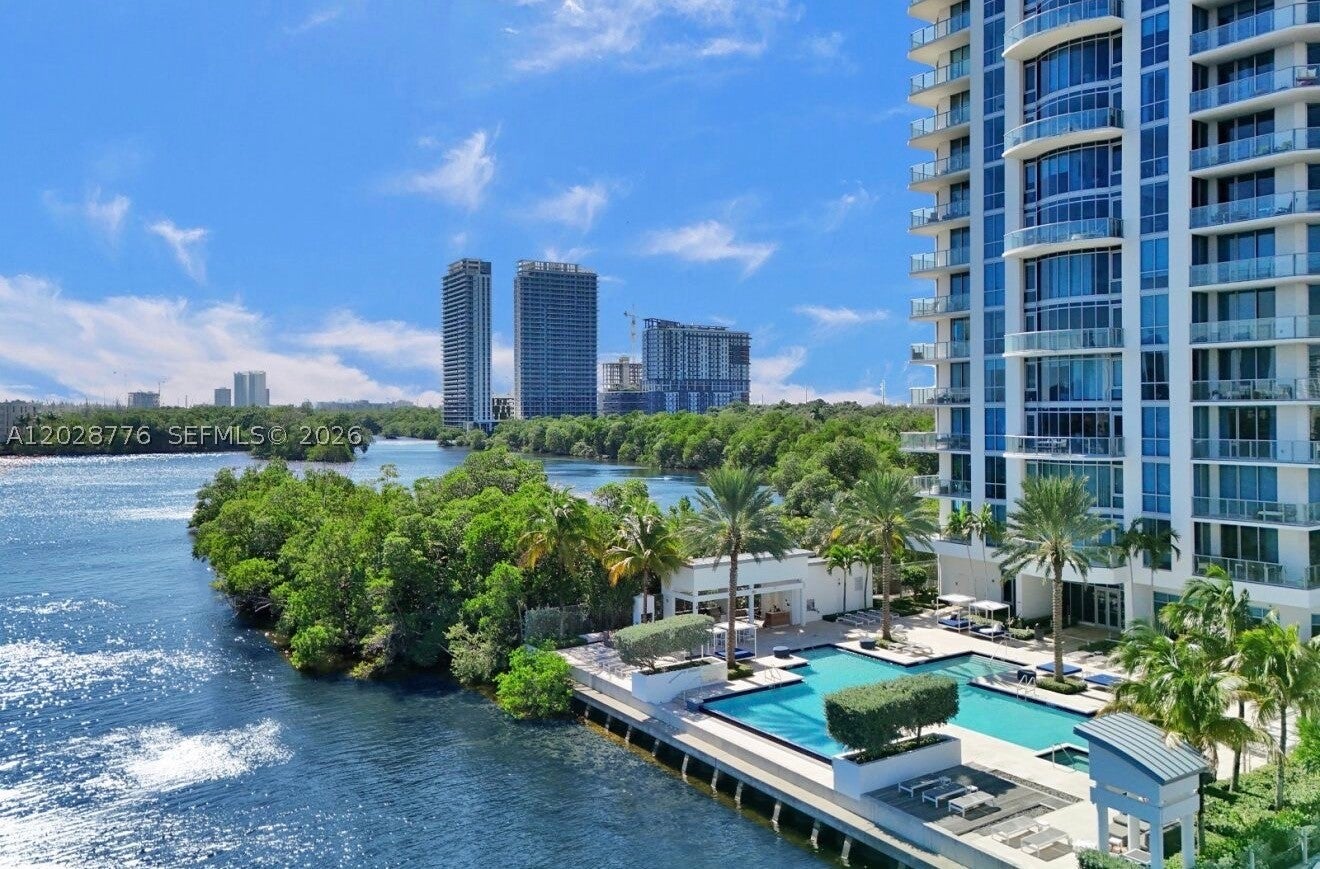 17111 Biscayne Blvd 208
