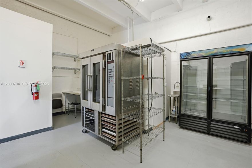 Commercial kitchen ready to operate and generate income from day one. Fully equipped with industrial-grade machinery, ideal for restaurant, catering, or ghost kitchen. The space includes a complete cooking line, ovens, refrigeration units, and prep areas, along with all active licenses and permits, allowing immediate operation with minimal additional investment. It also features a grease trap installed according to local regulations. Strategically located with easy access for staff, suppliers, and delivery services, optimizing daily operations and growth. Excellent opportunity for investors and operators looking for a turnkey business without high construction and equipment costs. Contact us today—we are available anytime.