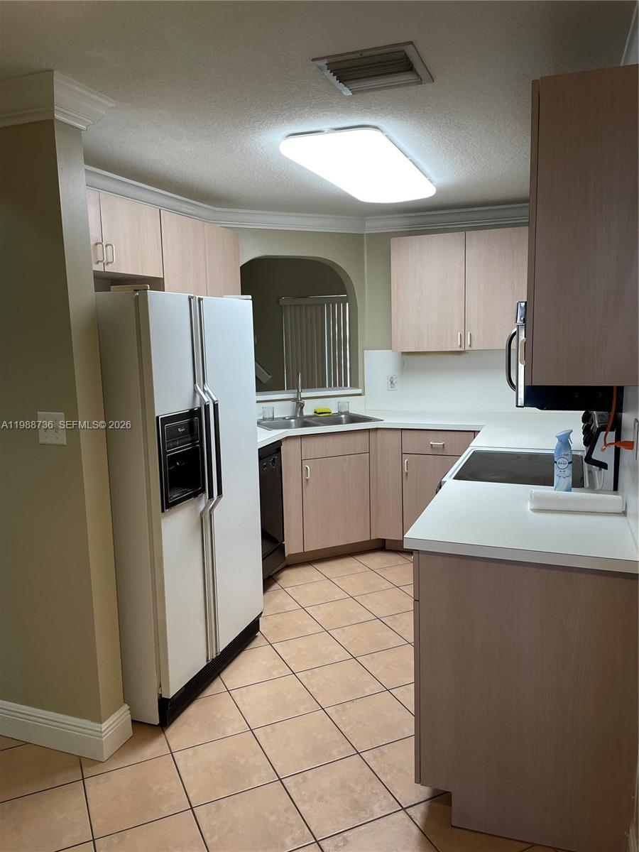 VILLAS AT THE HAMMOCKS CO - Residential Lease