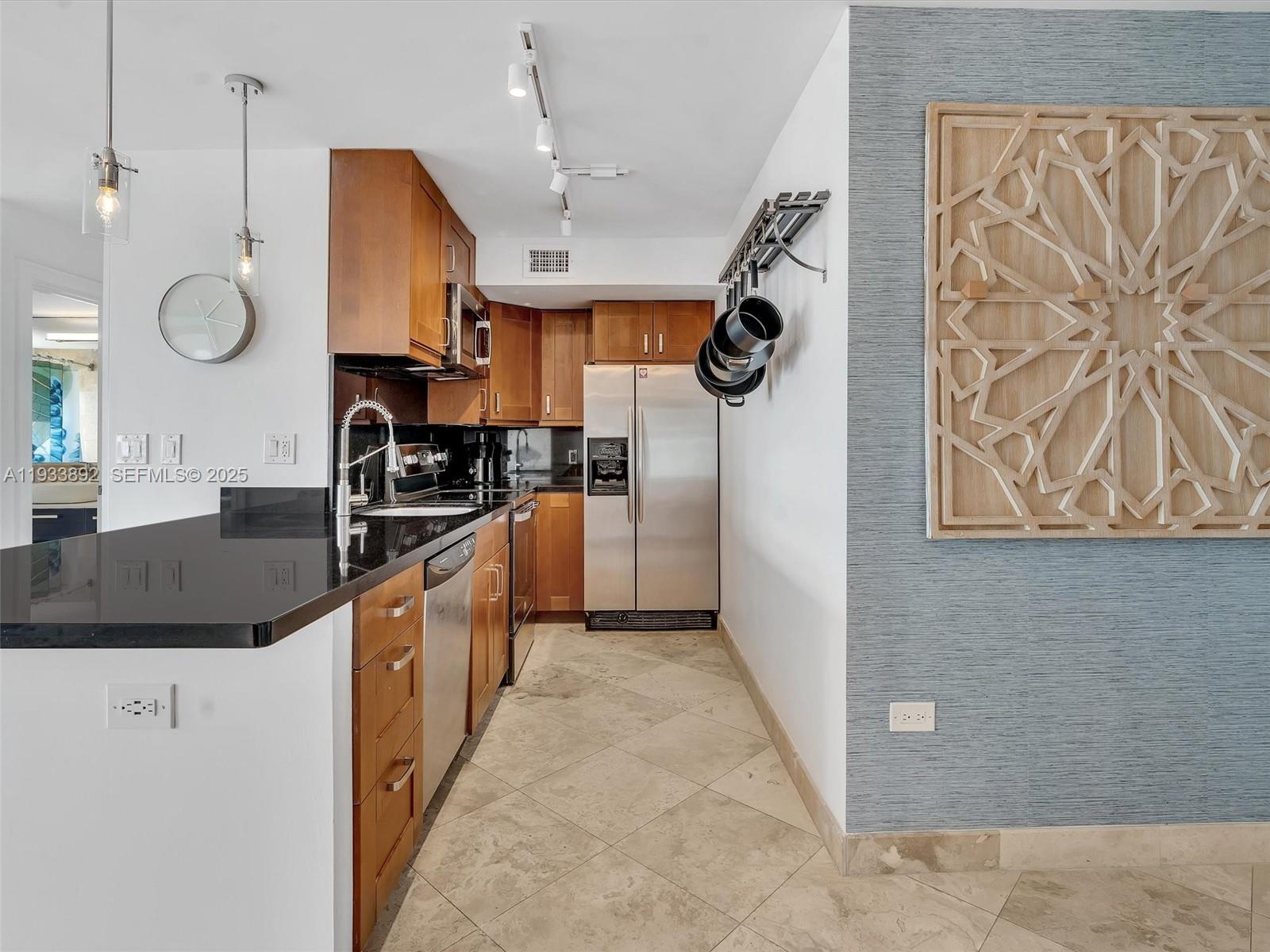 OCTAGON TOWERS I CONDO - Residential