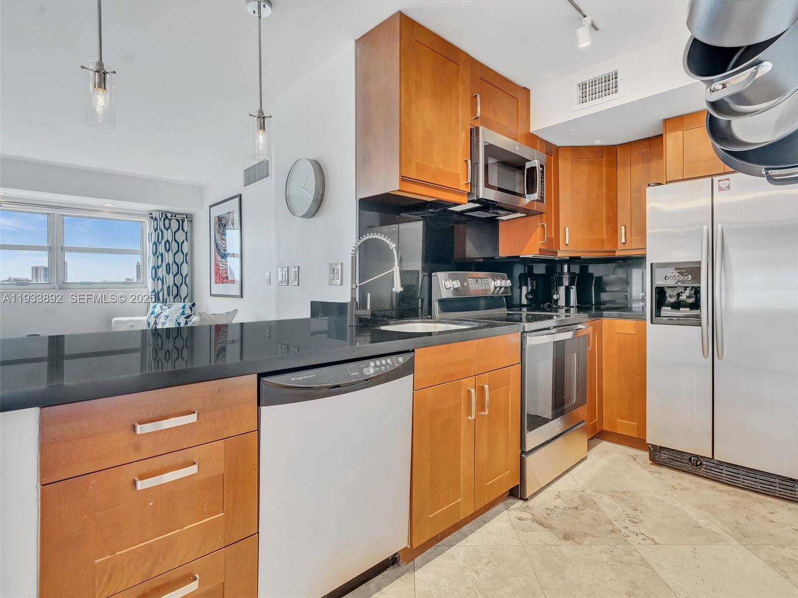 OCTAGON TOWERS I CONDO - Residential