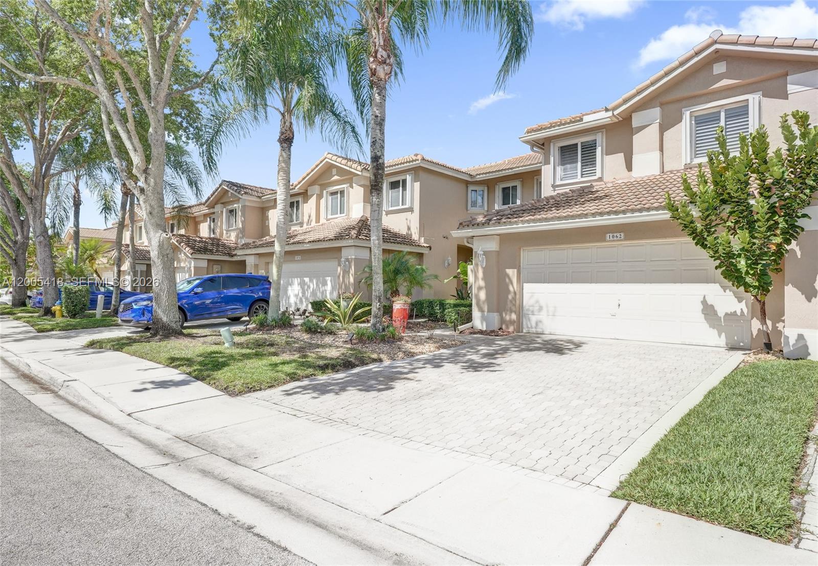 HOLLYWOOD LAKES COUNTRY C - Residential