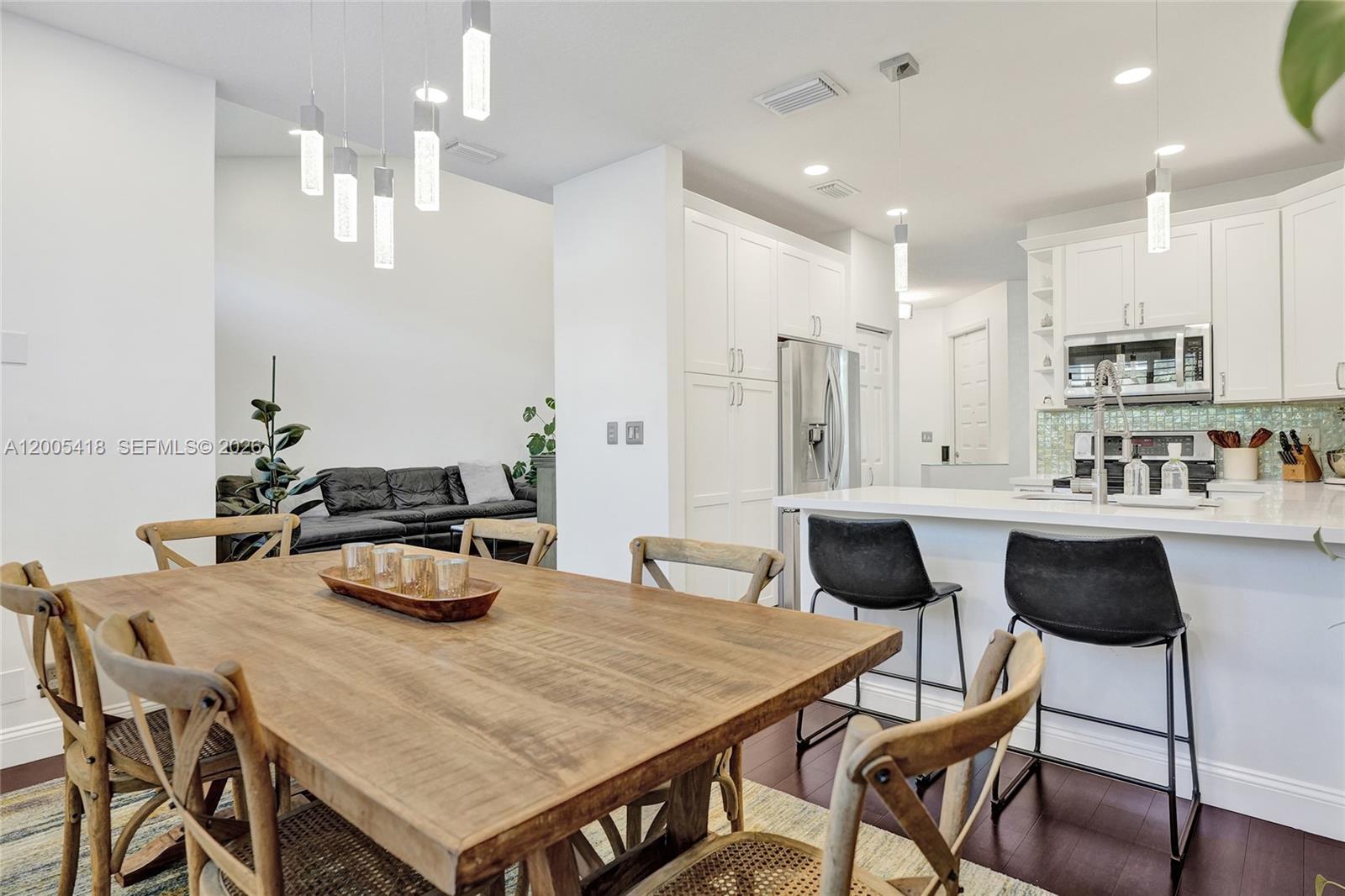 HOLLYWOOD LAKES COUNTRY C - Residential