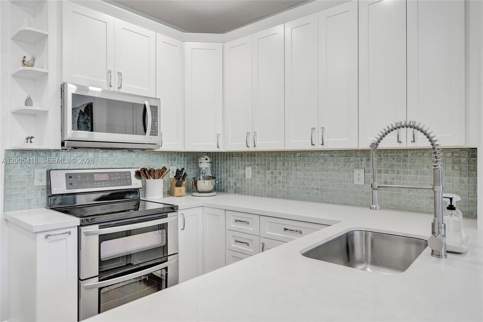 HOLLYWOOD LAKES COUNTRY C - Residential