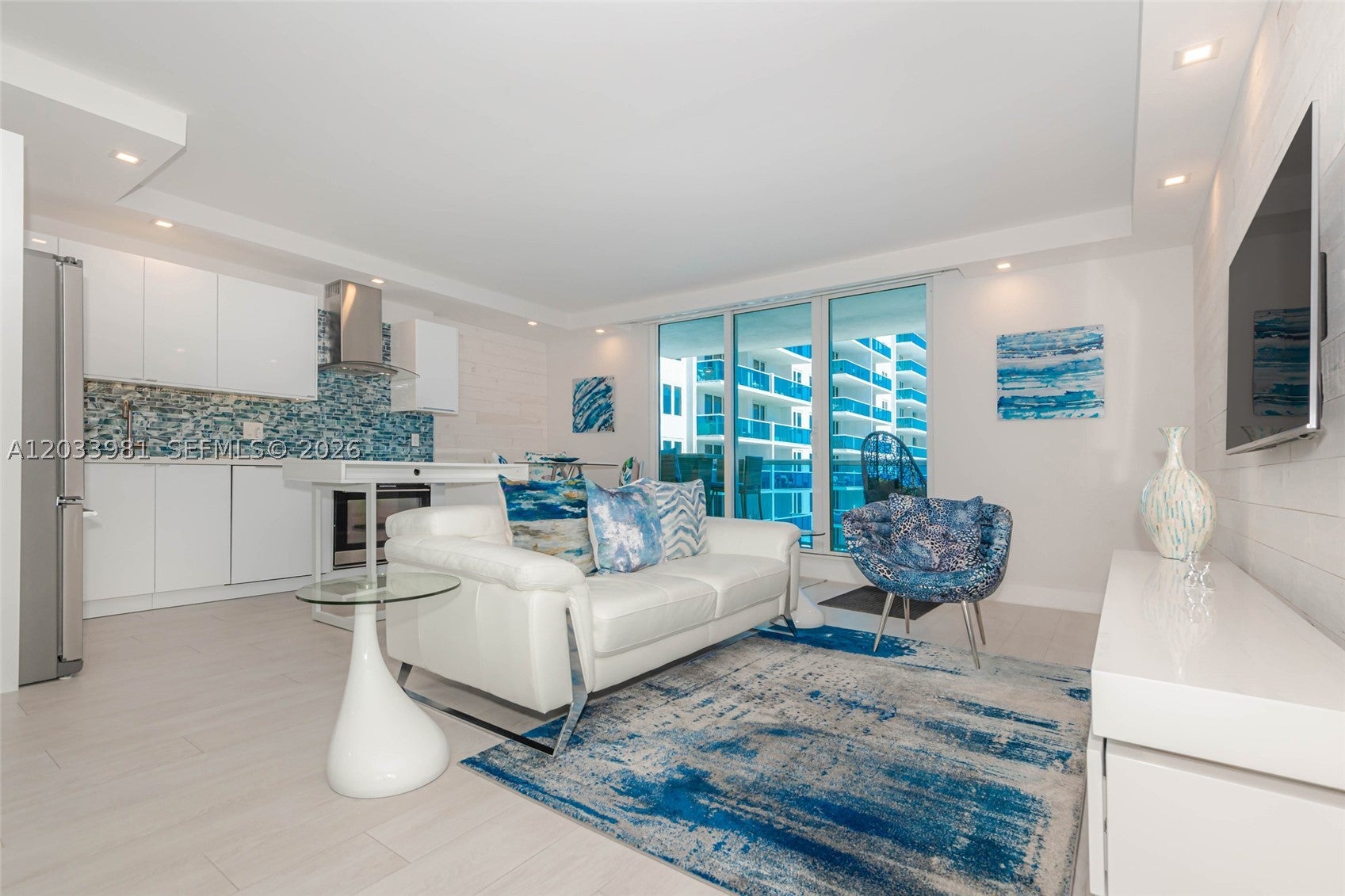 2301 Collins Ave 941