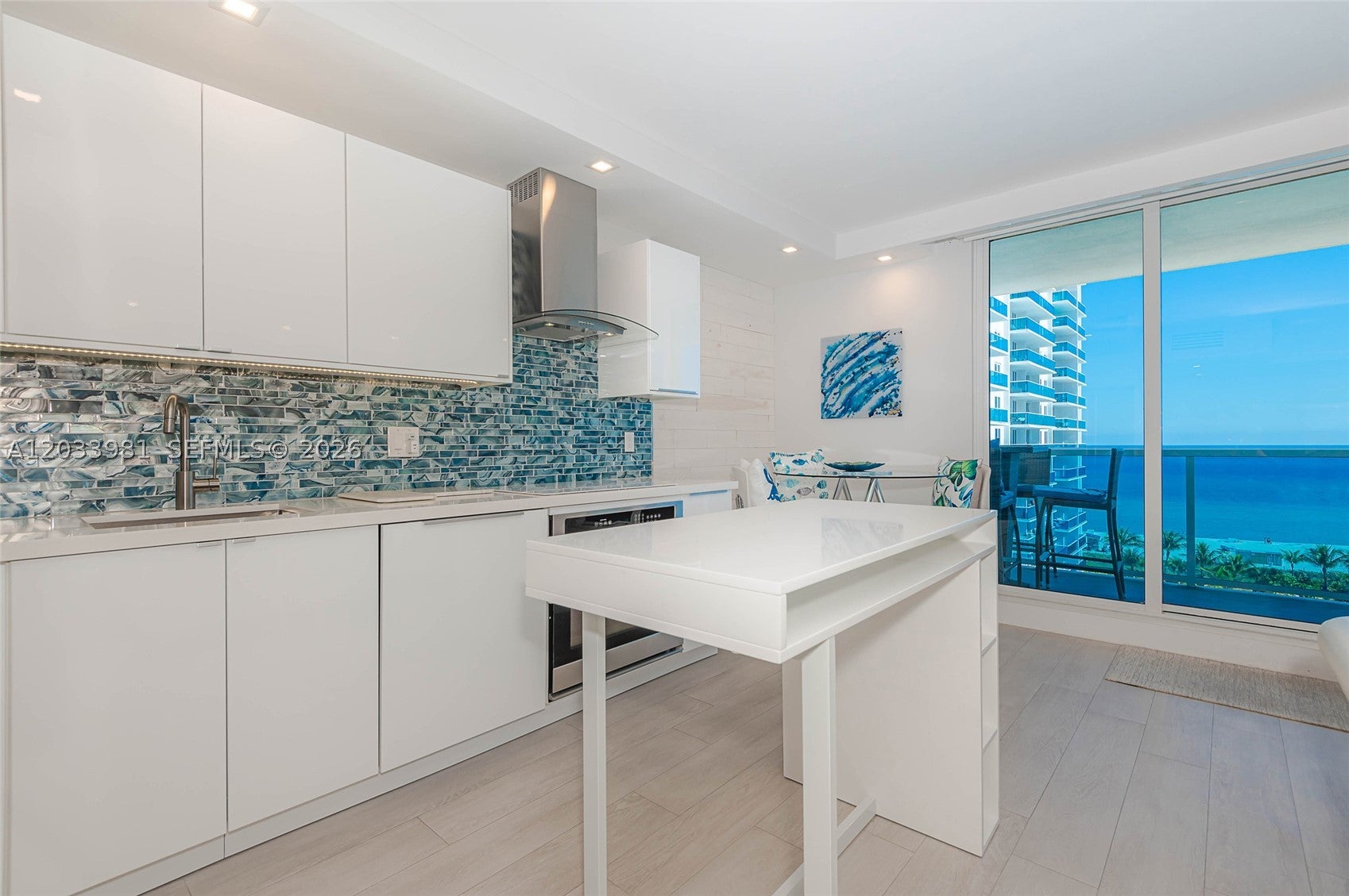 2301 Collins Ave 941