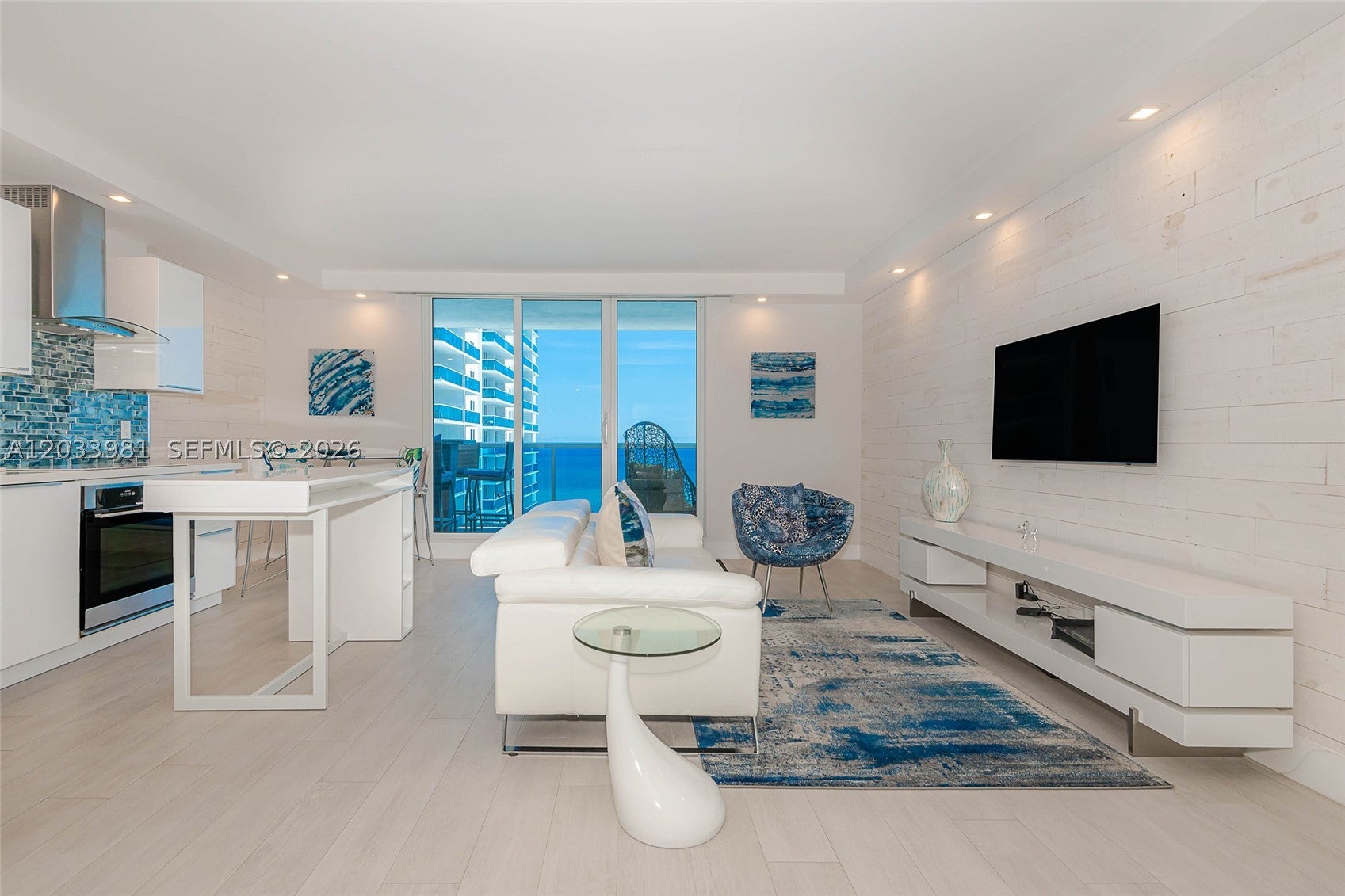 2301 Collins Ave 941