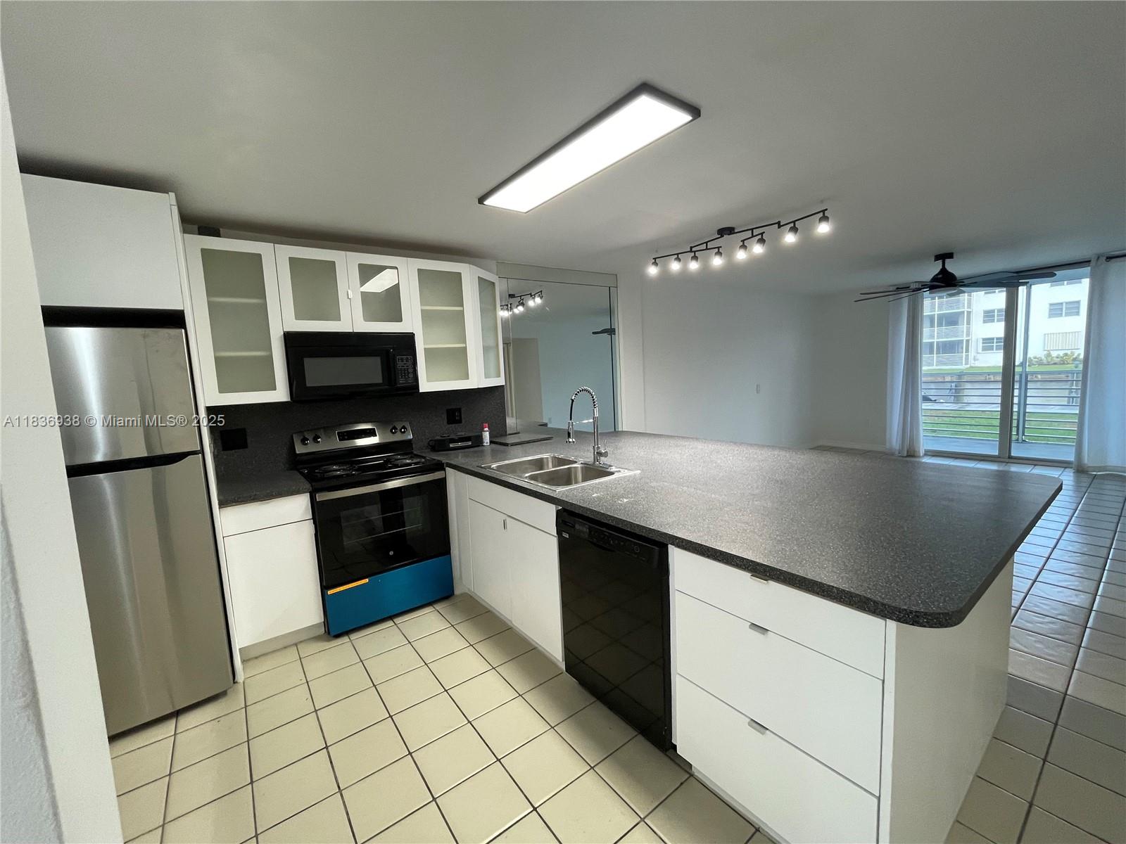 3600 NE 170th St 111
