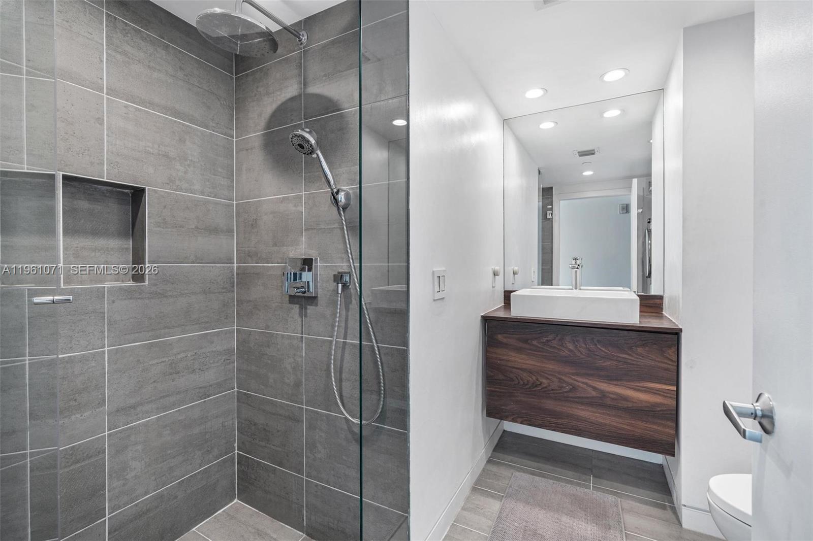 ABSOLUT CONDO - Residential