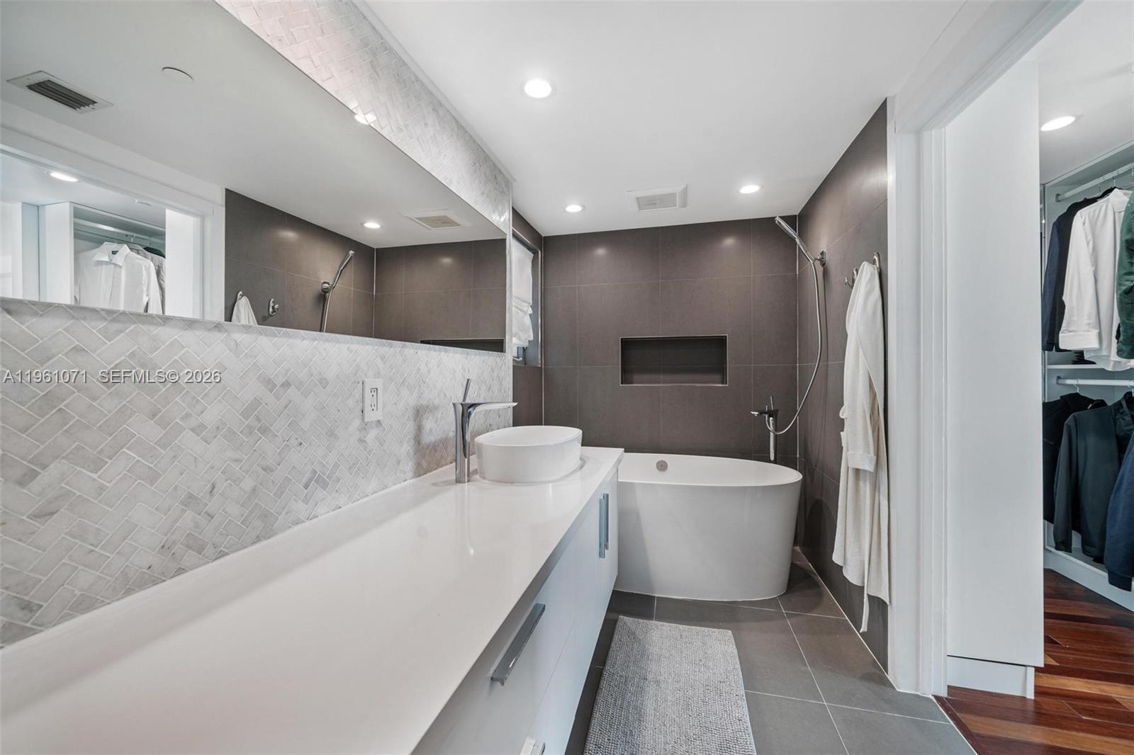 ABSOLUT CONDO - Residential