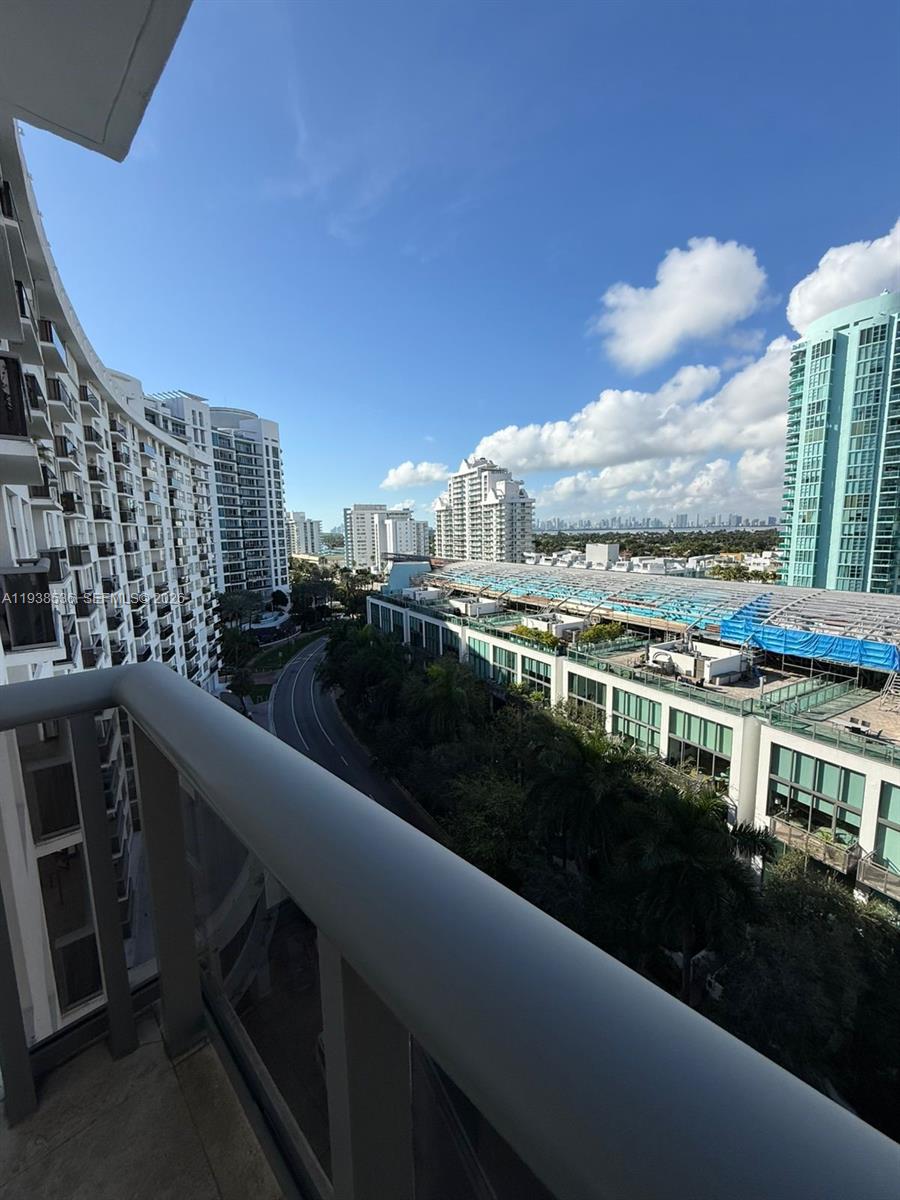 6039 Collins Ave 1236