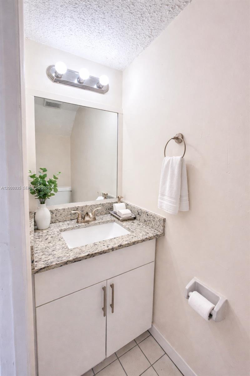 RESIDENCIAL COND - Residential Lease