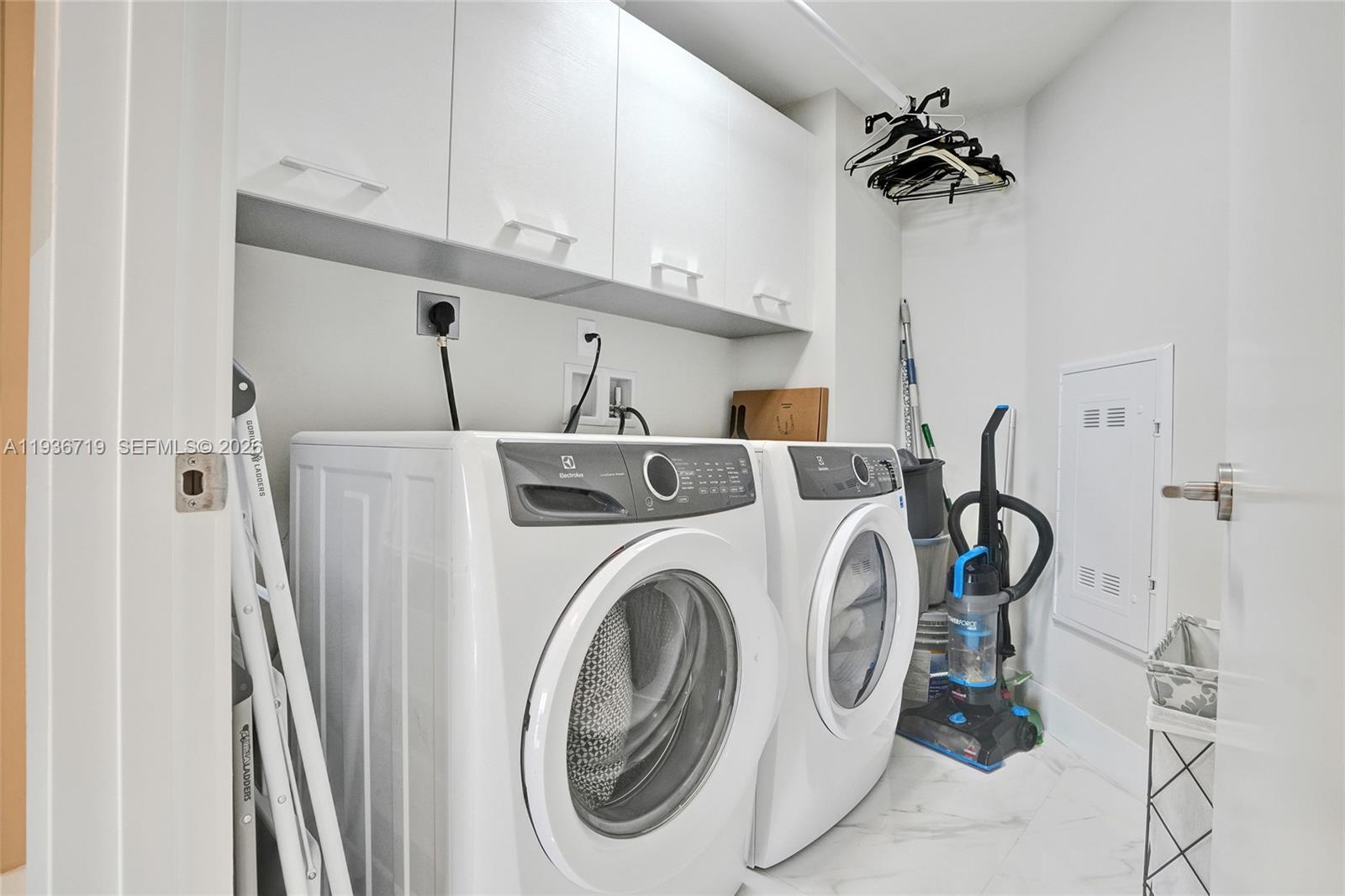 PARQUE TOWERS CONDO - Residential