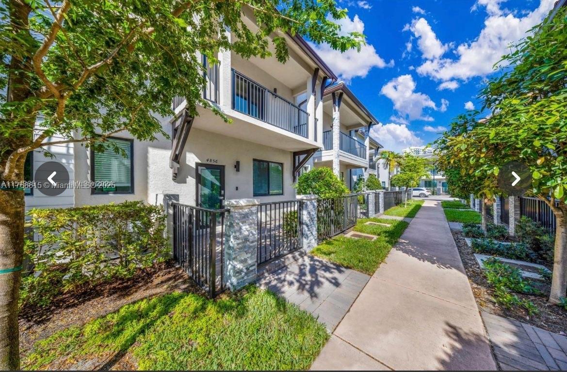 Rental Property at 4675 Nw 83rd Pkwy 4675, Doral, Miami-Dade County, Florida - Bedrooms: 3 
Bathrooms: 3  - $3,900 MO.