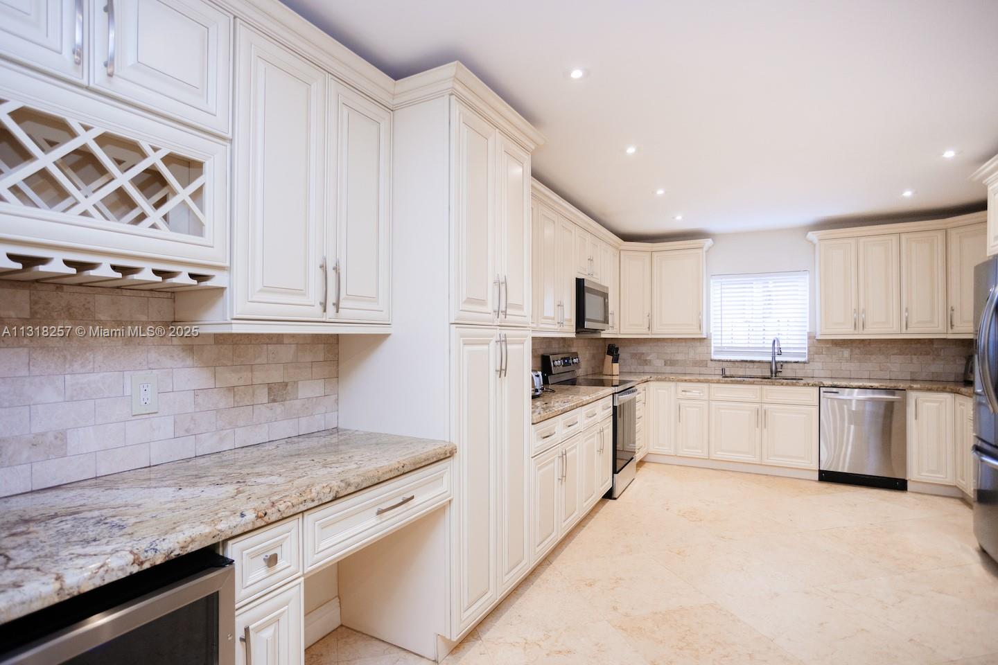 HOLLYWOOD LAKES SECTION - Residential Lease