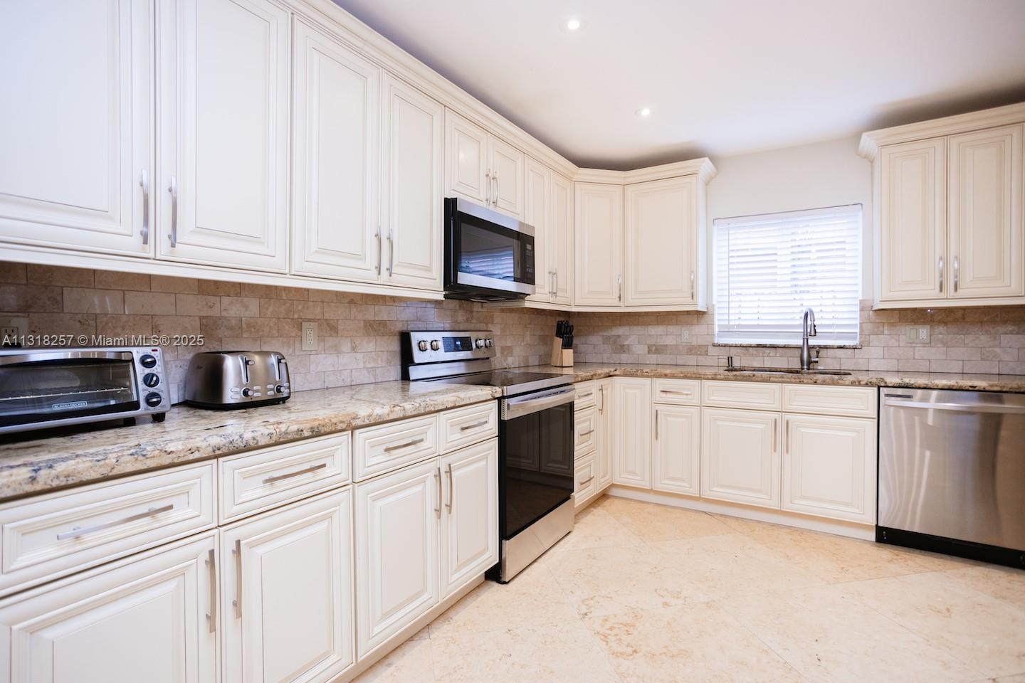 HOLLYWOOD LAKES SECTION - Residential Lease