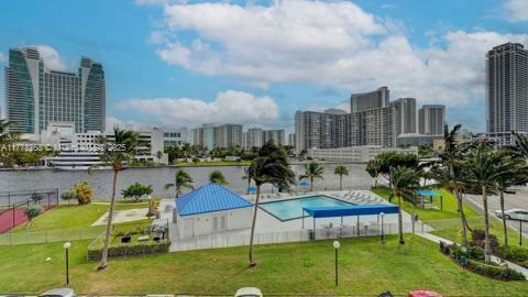 200 LESLIE CONDO - Residential