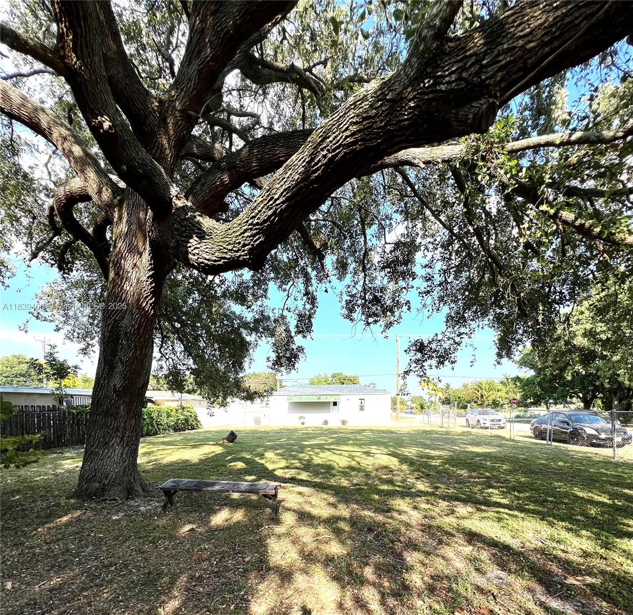 HOLLYWOOD COUNTRY ESTATES - Residential