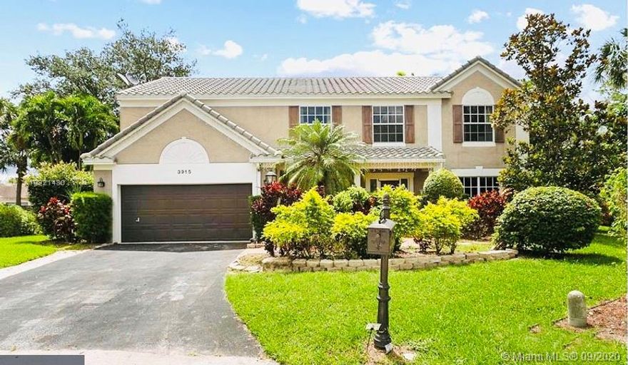 Amazing 4 bedroom 3 bath plus built in office/library. Large Kitchen with granite counter tops  and a breakfast nook. Huge master bedroom with walk in closets. fully renovated bath room with over-sized shower. This home is fully furnished. You must see to appreciate!

 Rent includes pool and lawn maintenance.

There is association application  fee of  $125 and $125 fee  for credit and background check 
association requires approval and a credit s score of 650 or higher