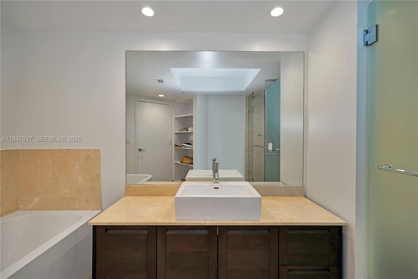 ST TROPEZ ON THE BAY III - Residential