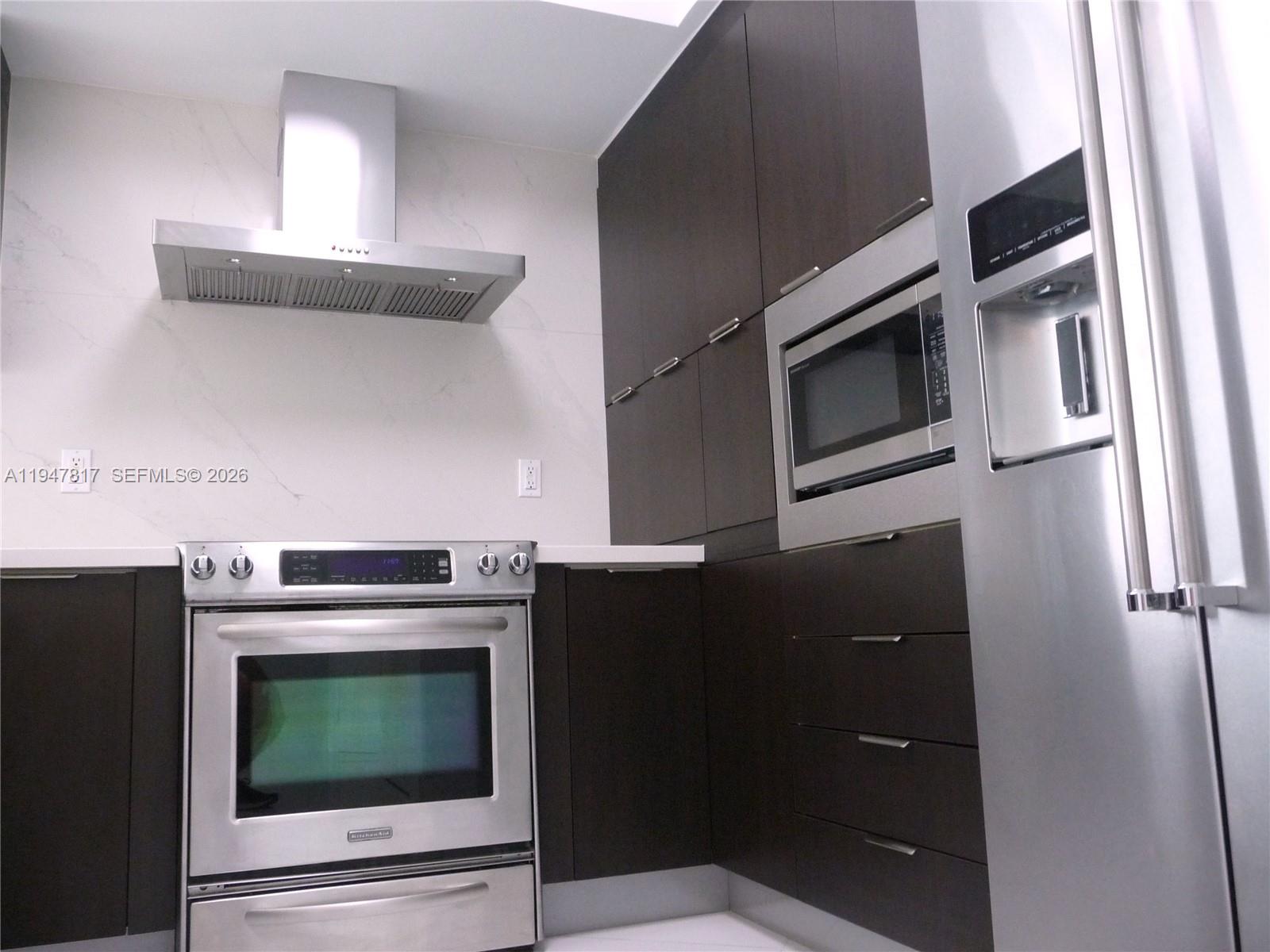 ST TROPEZ ON THE BAY III - Residential