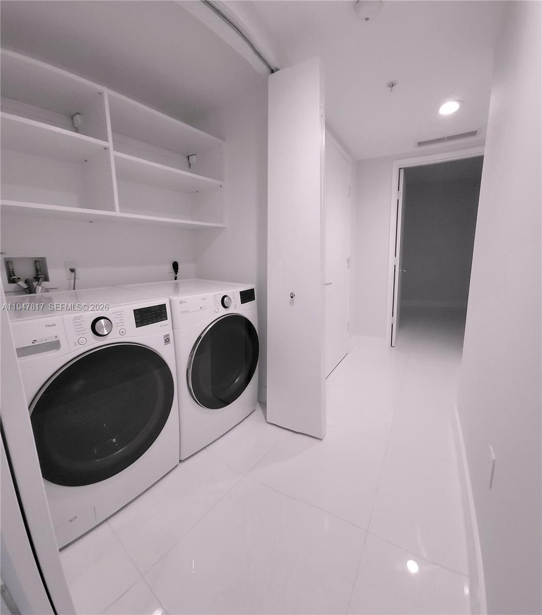 ST TROPEZ ON THE BAY III - Residential