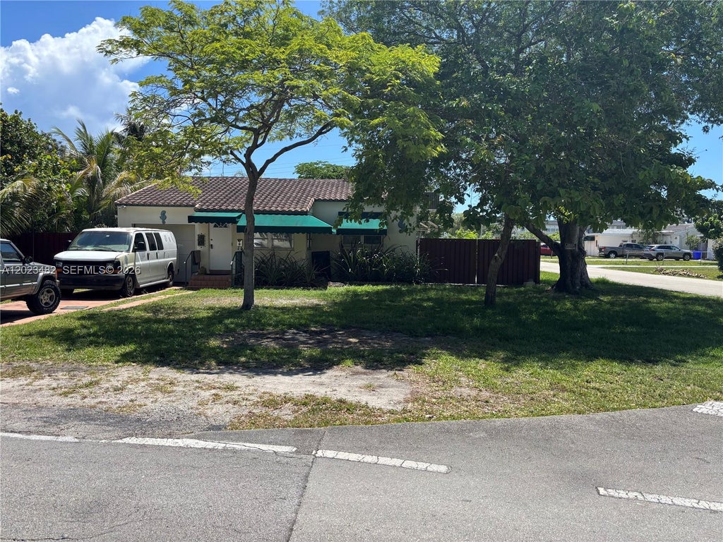 Photo of 1501 N 16th Ct, Hollywood, FL 33020 (MLS # A12023482)