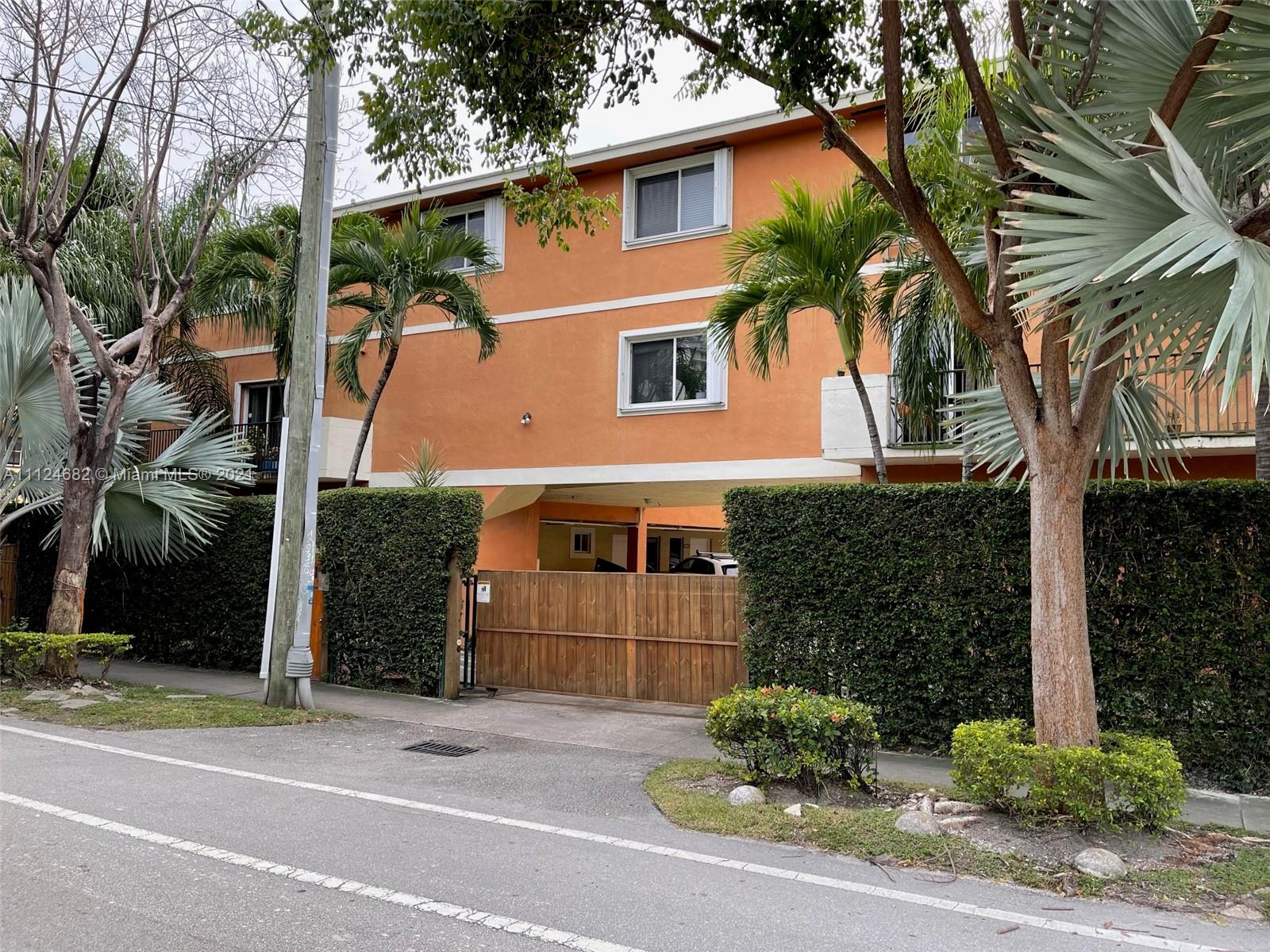 BRICKELL ROADS TOWNHOUSE - Residential Lease