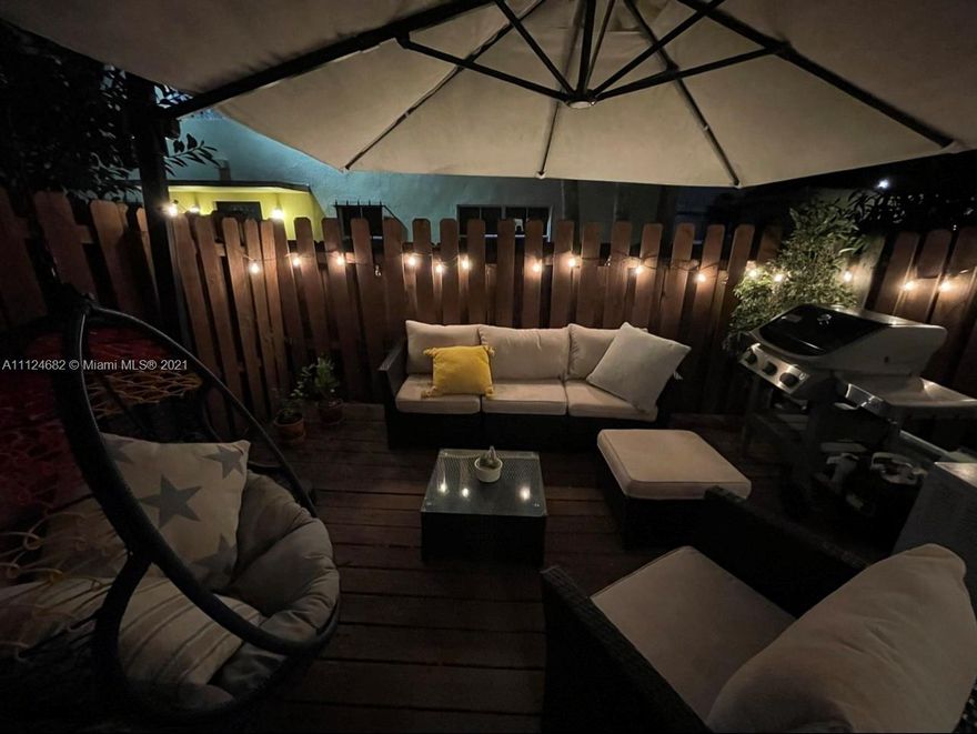 Fully updated 3 Story Townhouse in the heart of Brickell. Live in this gated community with 2 covered/assigned parking spots and fenced in private backyard, perfect for grilling and entertaining. Excellent location near Publix/Walgreens and walking distance to restaurants/shops.
1 Bedroom downstairs w/full Bathroom w/tub. 2nd Floor living room/dining, updated kitchen and washer/dryer. 3rd floor is an over sized master bedroom with ensuite bathroom and an extra large, custom built, walk-in closet.
Enjoy all the comforts of a house in the heart of Brickell in this rarely available home!