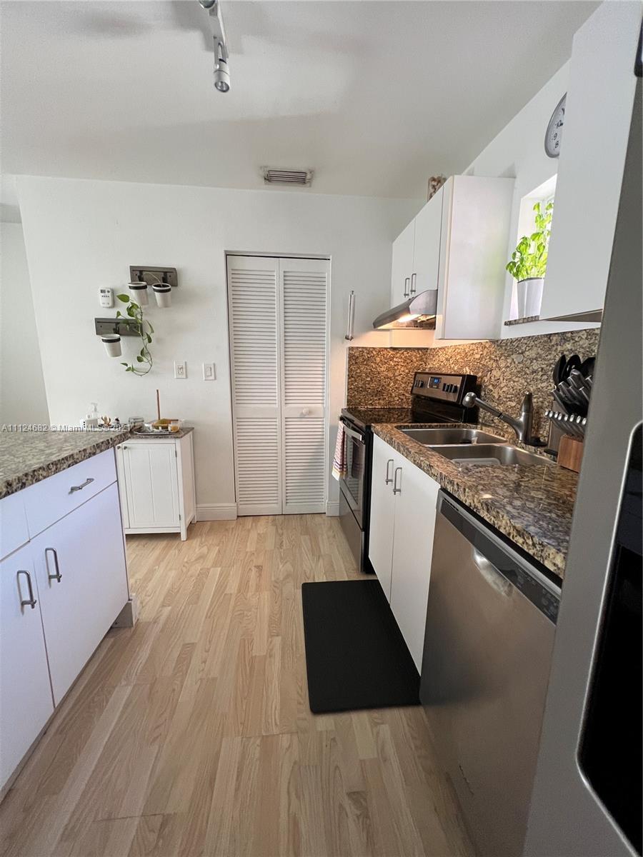 BRICKELL ROADS TOWNHOUSE - Residential Lease