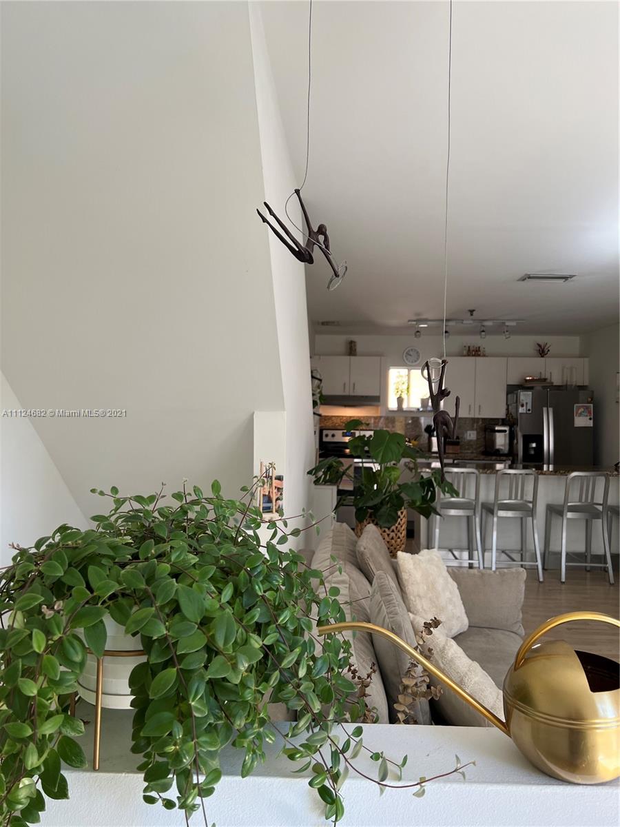 BRICKELL ROADS TOWNHOUSE - Residential Lease