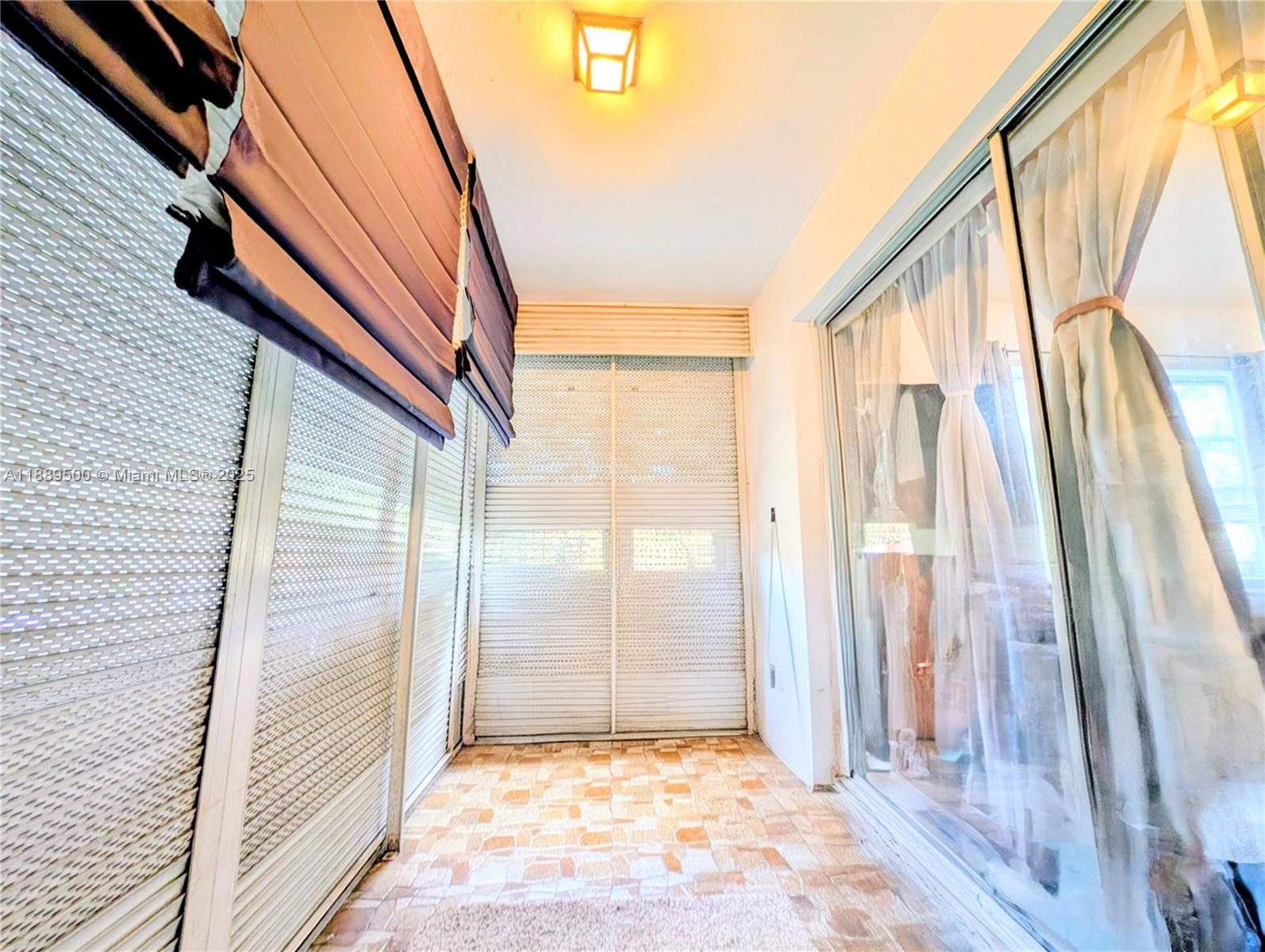 LAUDERDALE OAKS CONDO I - Residential