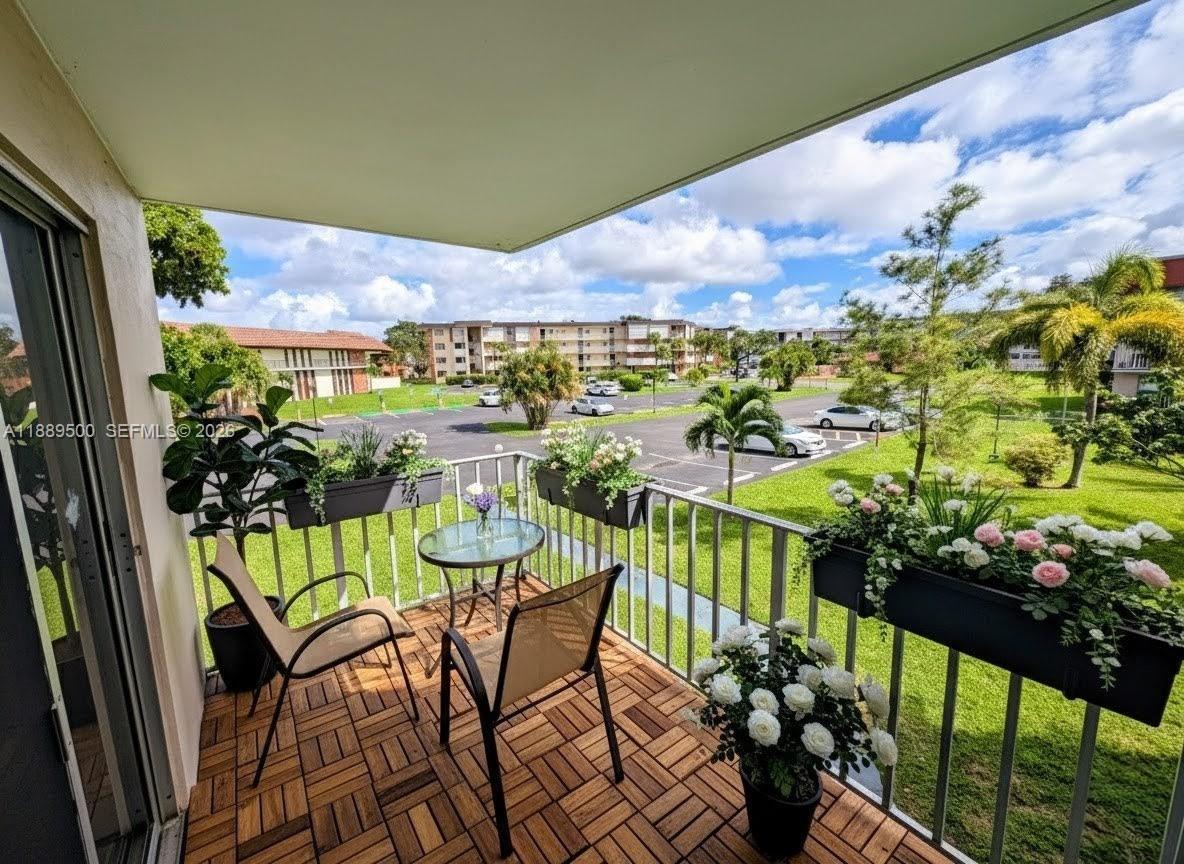 LAUDERDALE OAKS CONDO I - Residential