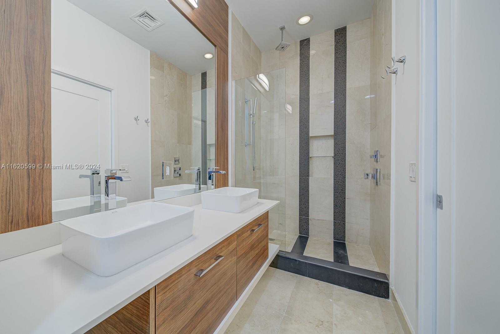 THE CRIMSON CONDO - Residential