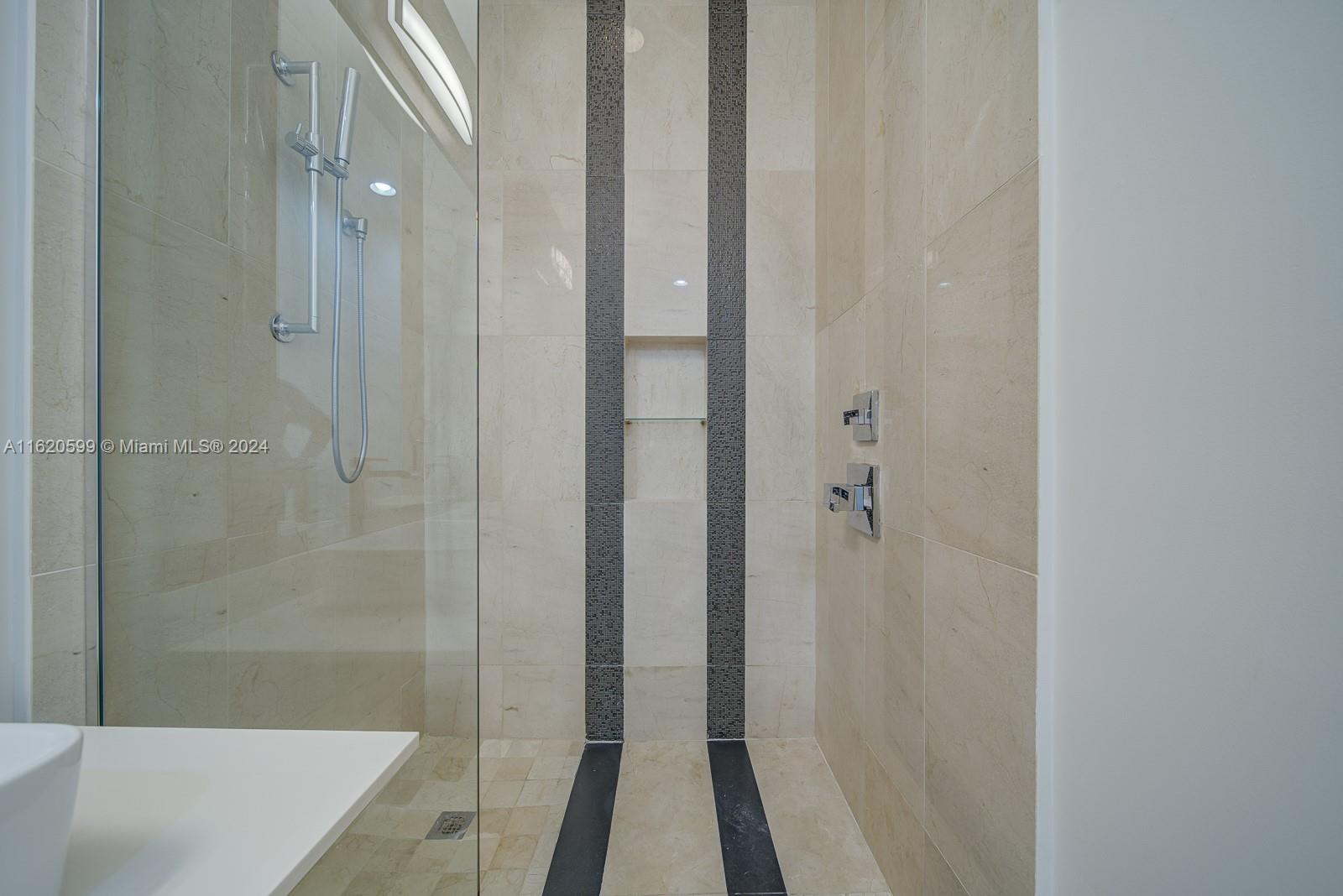 THE CRIMSON CONDO - Residential