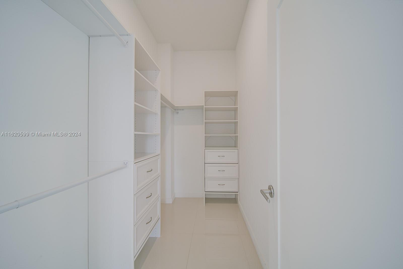 THE CRIMSON CONDO - Residential