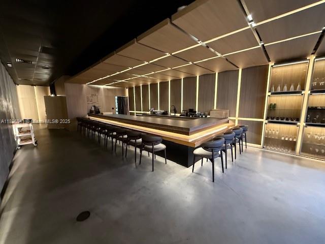 Restaurant Asset Sale – Excellent Location in Doral, FL (NAME AND CONCEPT ARE NOT INCLUDED)
The restaurant is currently closed and being sold as a key transfer with assets included. The space has 1,400 sq. ft. and comes with a grease trap, walk-in cooler, and walk-in freezer. (No hood installed). The current lease is valid until May 2031. This location is ideal for concepts such as acai bowls, smoothies, sandwiches, burgers, coffee shop, tacos, burritos, and similar fast-casual formats. Please note that certain food concepts are not allowed, including Venezuelan, Arabic, Asian (sushi), Italian, pizzerias, and bakeries. All concepts must be approved by the landlord.